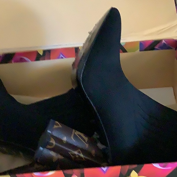 Louis Vuitton Silhouette Black Ankle Boots Sz 40 (US 8) In Like New Condition - Picture 14 of 16